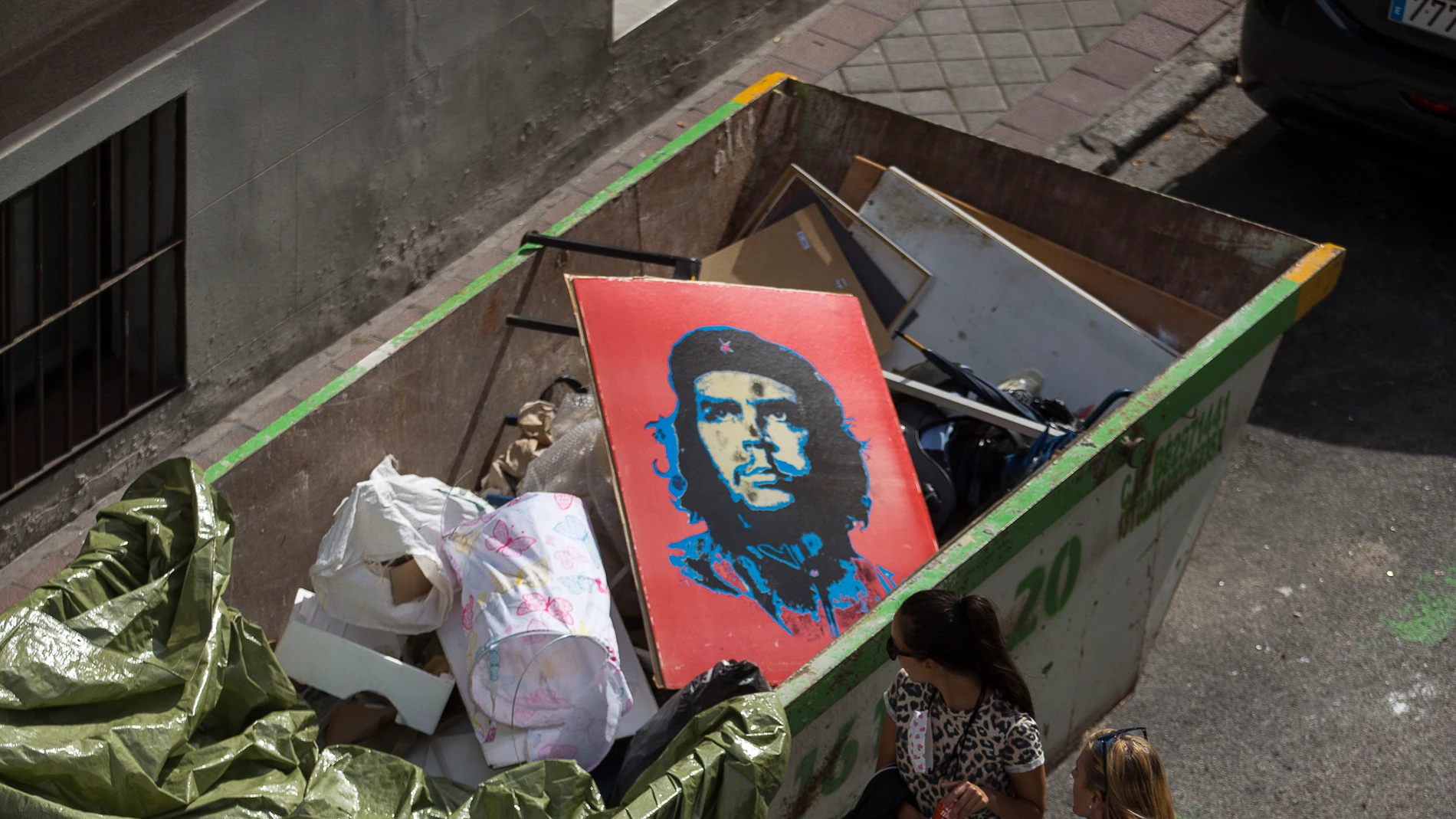 Un cuadro con la imagen del Che Guevara depositado en un contenedor de escombros y basura en una calle del centro de Madrid.