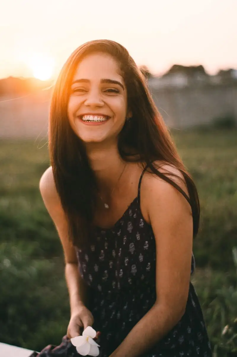 En la imagen, una mujer sonriendo.