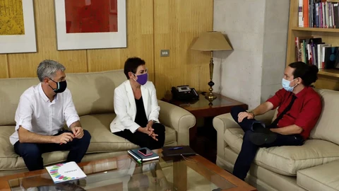 El vicepresidente segundo del Gobierno, Pablo Iglesias con los diputados de EH Bildu en el Congreso Mertxe Aizpurua y Oskar Matute hoy en el Congreso.