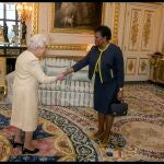 La reina Isabel II de Inglaterra y la gobernadora general de Barbados, Sandra Mason.