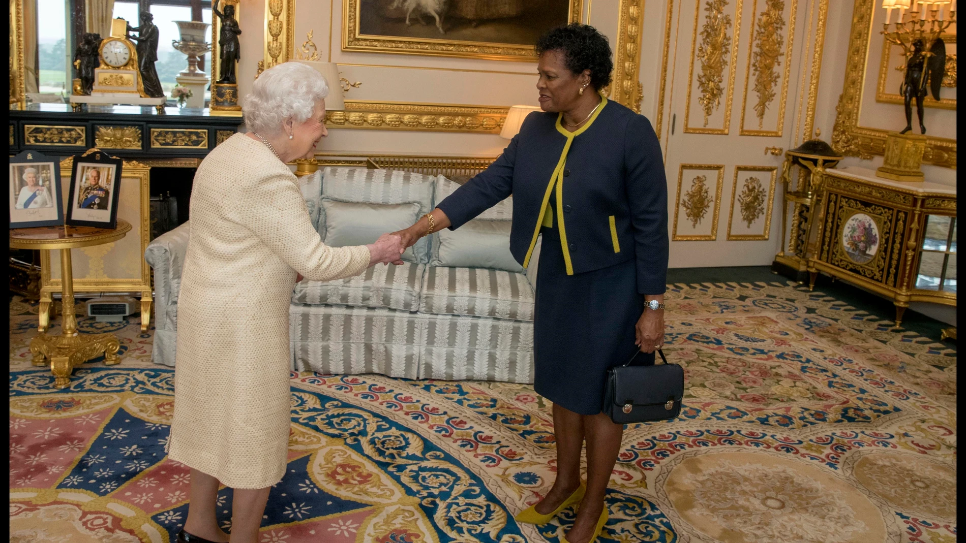 La reina Isabel II de Inglaterra y la gobernadora general de Barbados, Sandra Mason.
