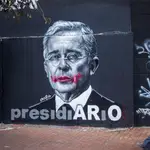 Mural contra el expresidente de Colombia Álvaro Uribe, en el que se recuerda su supuesta implicación en la masacre de El Aro, a mediados de los 90, una pequeña localidad de Antioquia, mientras él era el gobernador de este departamento.