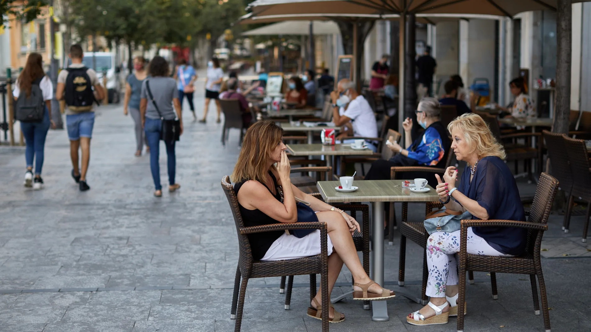 Unas clientas toman café en la terraza de un bar de Girona