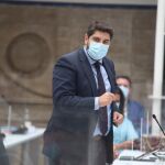 Con 37 años, junto con Pere Aragonés, es el presidente autonómico más joven de nuestro país y eso se debería notar algo más en su estilo, aunque el murciano apunta maneras. Otro rasgo a cuidar: el corte de pelo, a veces debería prestarle algo más de atención. Le ponemos deberes.