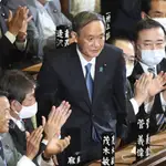 Yoshihide Suga es aplaudido tras ser elegido primer ministro de Japón