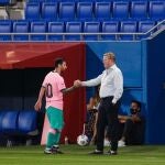 El jugador blaugrana Leo Messi y su entrenador en el FC Barcelona, Ronald Koeman