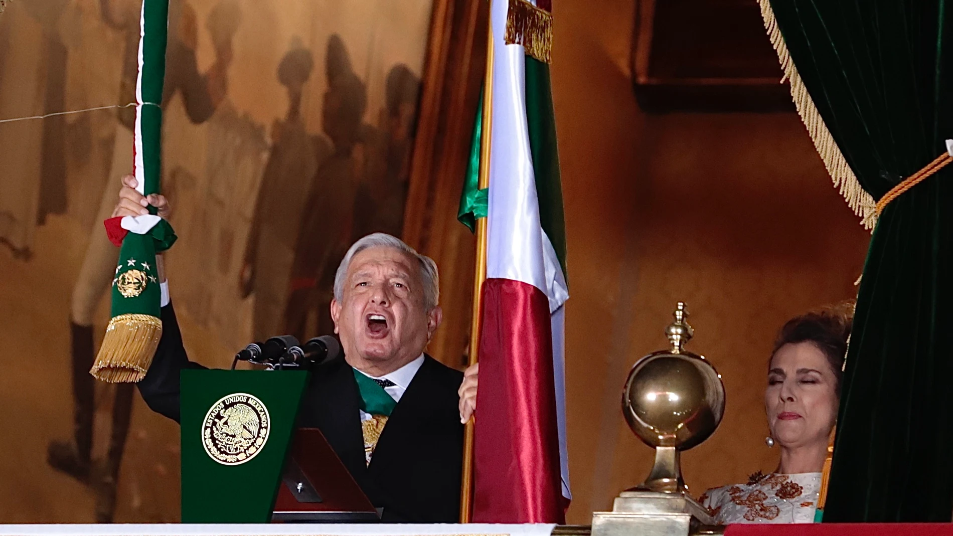 15 September 2020, Mexico, Mexico City: Mexican President Andres Manuel Lopez Obrador waves a Mexican flag from the balcony of the National Palace to kick off subdued Independence Day celebrations, to mark the 210th anniversary of the beginning of Mexico's independence. Photo: Berenice Fregoso/El Universal via ZUMA Wire/dpaBerenice Fregoso/El Universal vi / DPA15/09/2020 ONLY FOR USE IN SPAIN