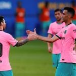 Messi y Busquets se saludan