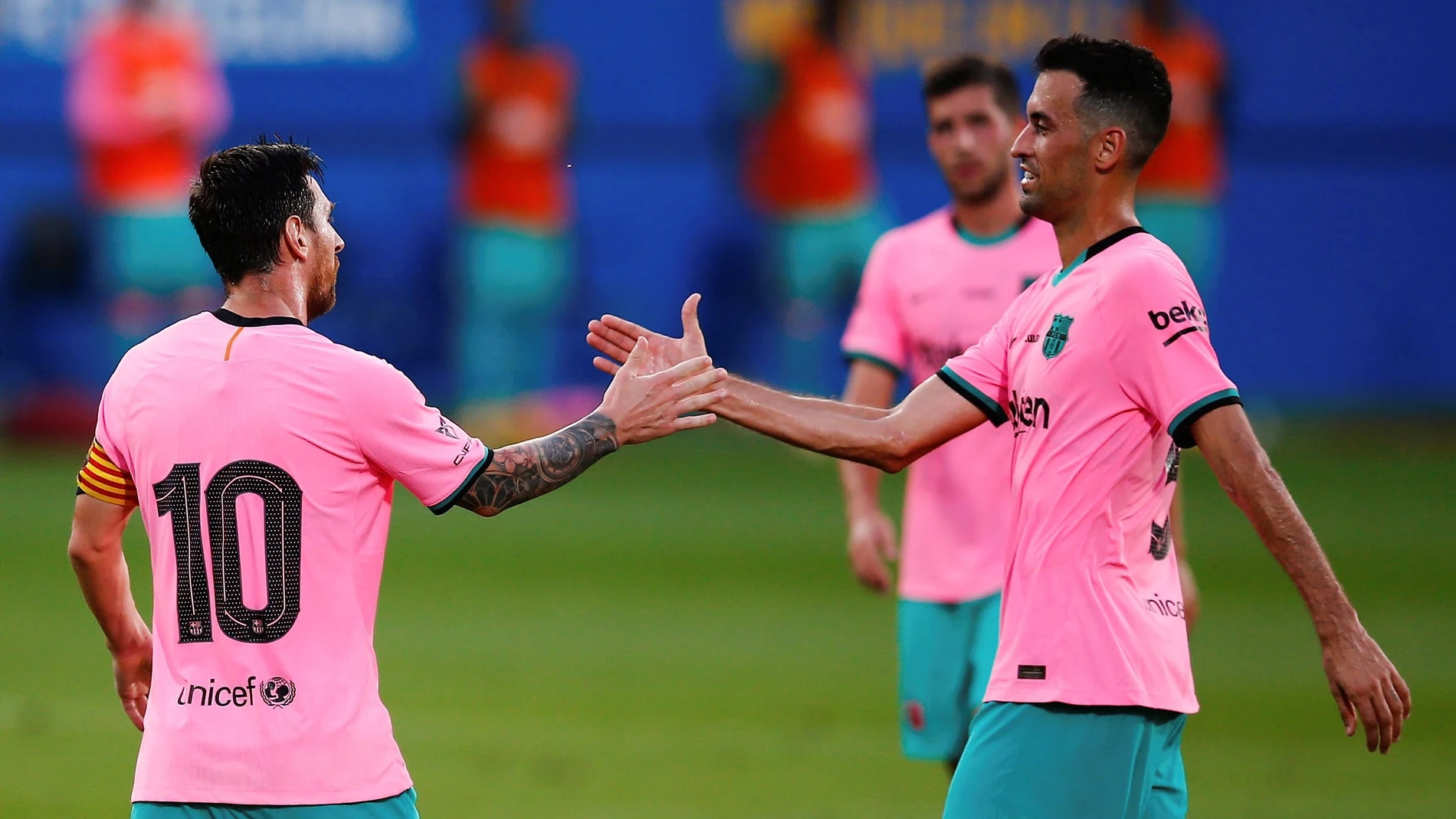 Messi y Busquets se saludan