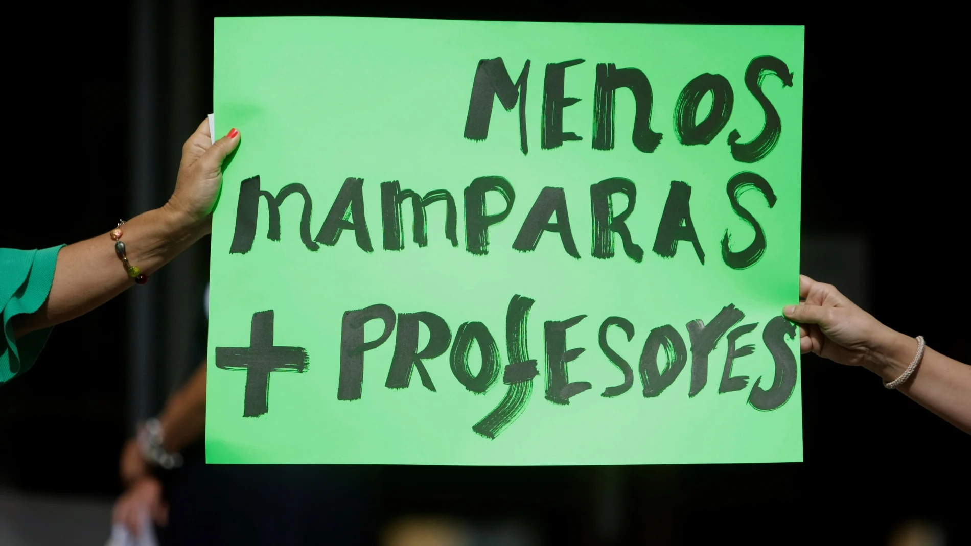 Protesta de profesores y alumnos del IES Salvador de Madariaga contra las mamparas