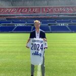 Joachim Andersen en su presentación con el Olympique de Lyon.