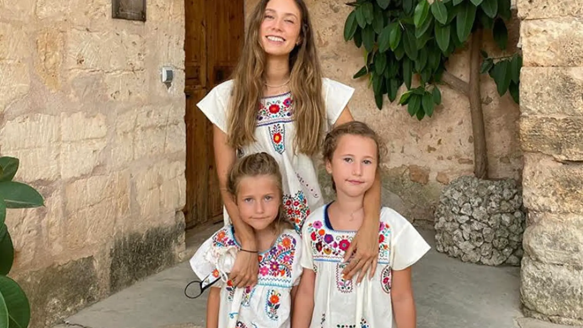 Grace Villarreal y sus hijas vestidas iguales.