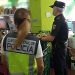 Dos agentes en una de las frutería