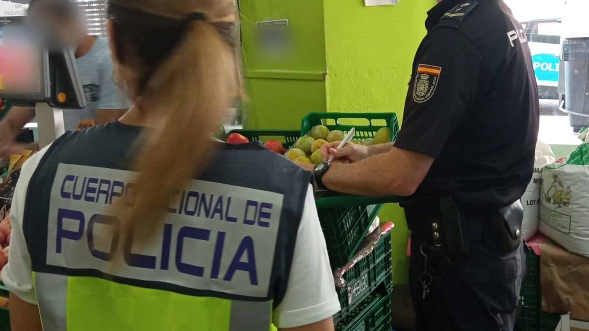 Dos agentes en una de las frutería