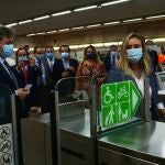 La consejera de Fomento, Marifran Carazo, prueba la tarjeta sin contacto en el metro de Sevilla
