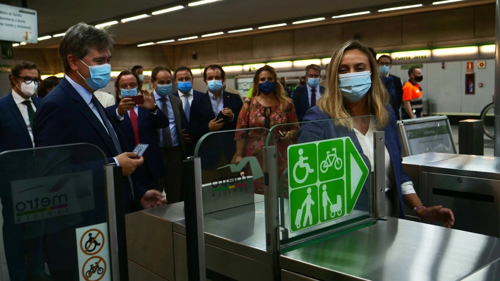 La consejera de Fomento, Marifran Carazo, prueba la tarjeta sin contacto en el metro de Sevilla