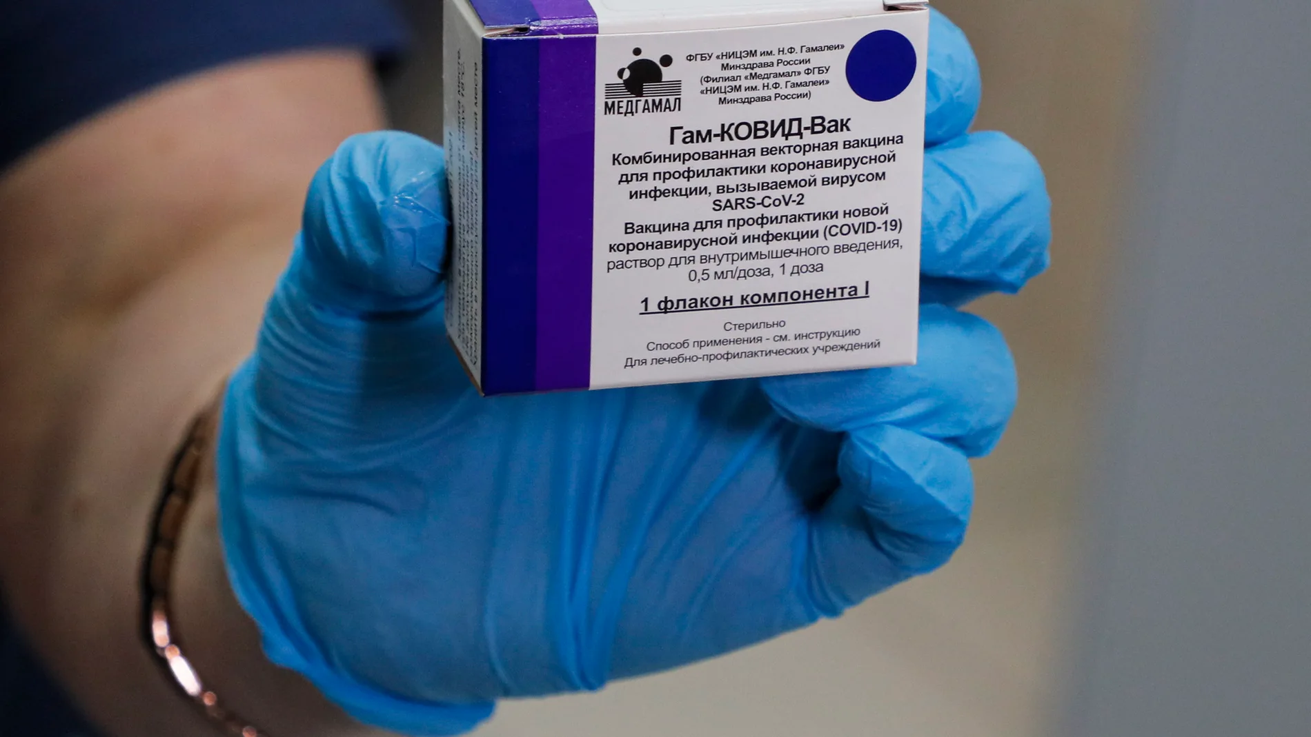 Una enfermera enseña una caja con la vacuna rusa 'Sputnik V'