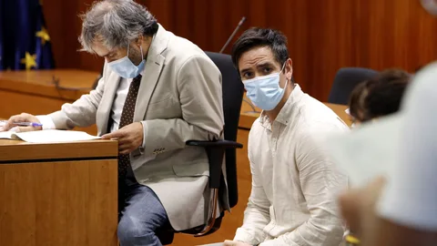 El acusado Rodrigo Lanza (c) y su abogado, Endika Zulueta, escuchan el veredicto del jurado, que le declaró culpable de asesinato por el "crimen de los tirantes". EFE/Javier Belver POOL