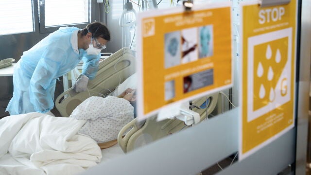Un médico atiende a un paciente con covid en un hospital de Lausana