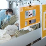 Un médico atiende a un paciente con covid en un hospital de Lausana
