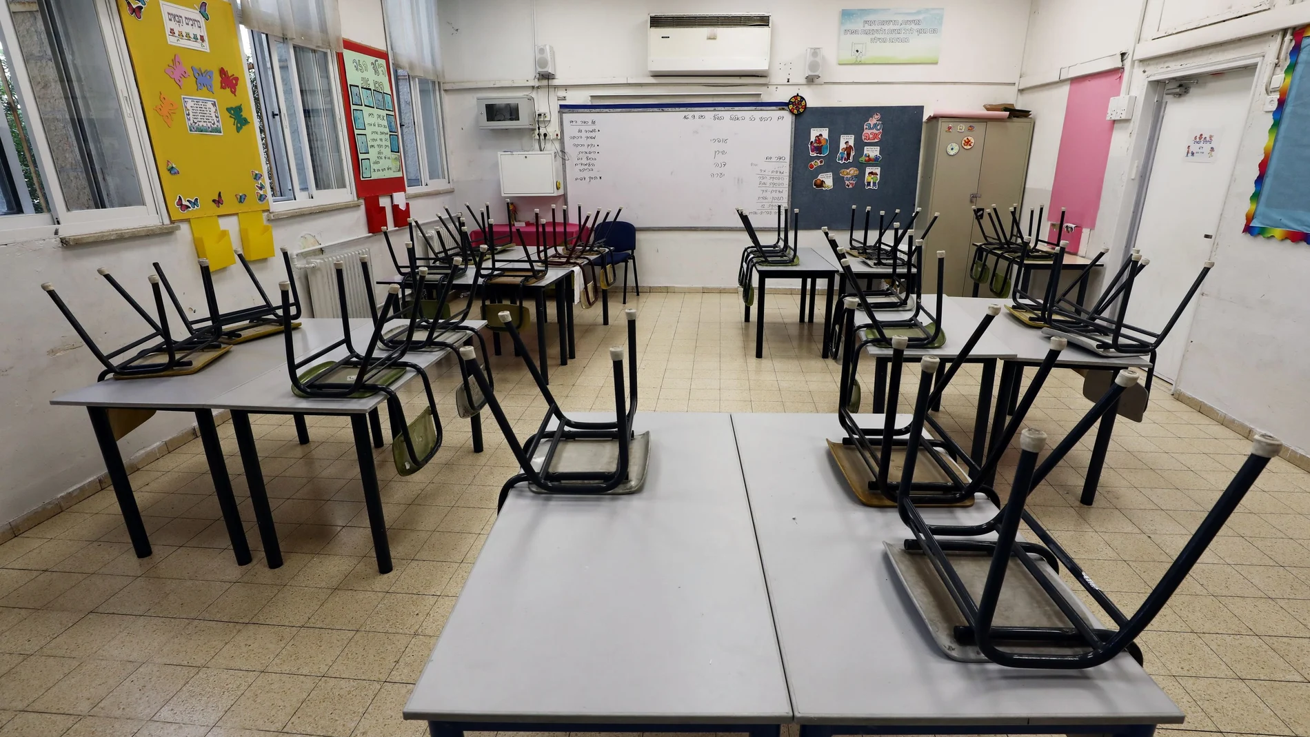 Una clase vacía de un colegio en Jerusalén por el confinamiento