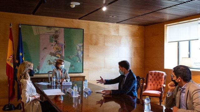 La vicepresidenta primera del Gobierno, Carmen Calvo, reunida en el Congreso de los Diputados con los dirigentes de Ciudadanos Edmundo Bal y José María Espejo-Saavedra.CIUDADANOS17/09/2020