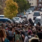 Los Mossos d'Esquadra están procediendo desde primera hora de esta mañana al desalojo de una vivienda en el barrio de Horta-Guinardó de Barcelona, que está provocando momentos de tensión, con empujones y porrazos, con el más de medio ce ntenar de personas concentradas que quieren impedirlo.