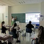Alumnos atienden durante una clase 