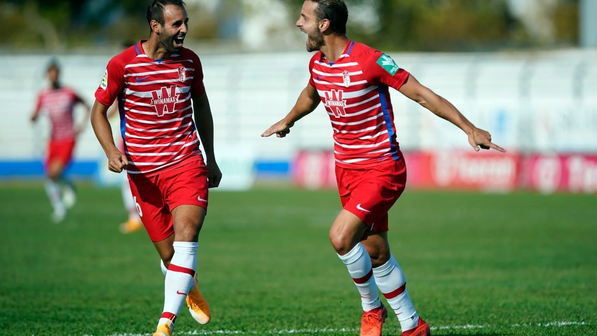 Soldado celebra el primer gol del Granada en Albania