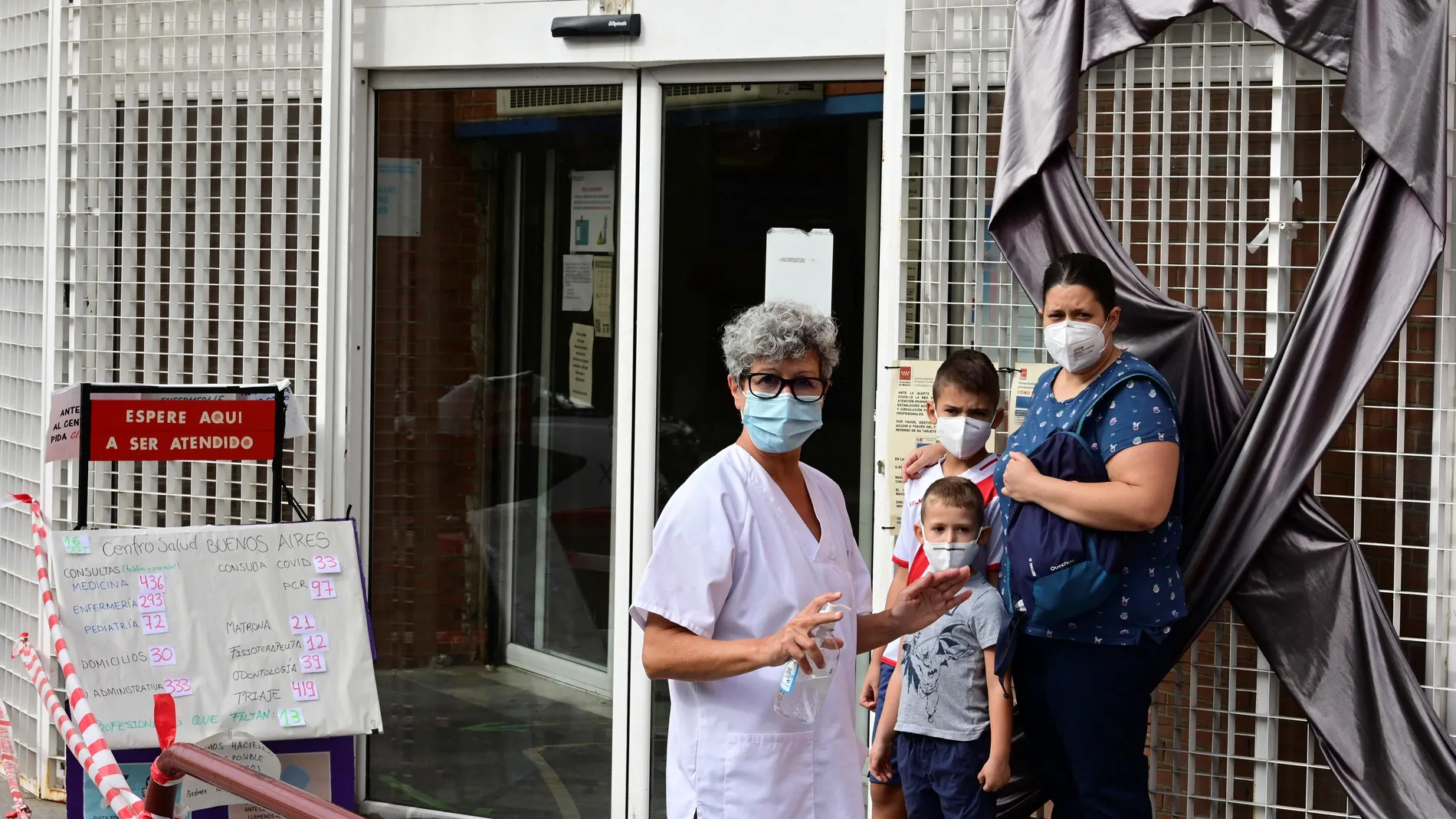 Una sanitaria con gel hidroalcohólico en el ambulatorio de Buenos Aires de Vallecas
