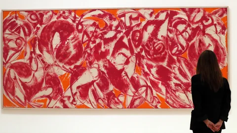 Una persona observa la obra "Combate" de la artista Krasner en el Museo Guggenheim Bilbao, donde este jueves ha presentado una retrospectiva dedicada a la artista neoyorquina pionera del expresionismo abstracto y mujer de Jackson Pollock