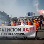 Trabajadores de la antigua factoría de Alcoa en La Coruña protestan el pasado septiembre por la situación de la empresa