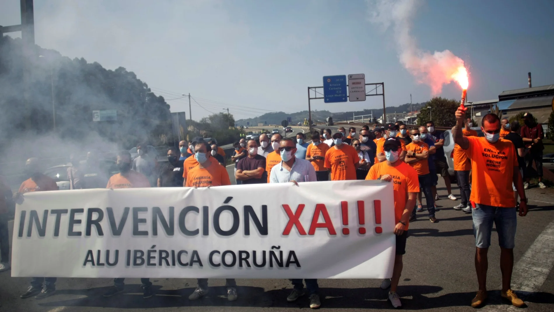 Trabajadores de la antigua factoría de Alcoa en La Coruña protestan el pasado septiembre por la situación de la empresa