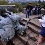 Fotografía del monumento de Sebastián de Belalcázar que fue derribado por comunidades indígenas, este miércoles, en Popayán (Colombia).