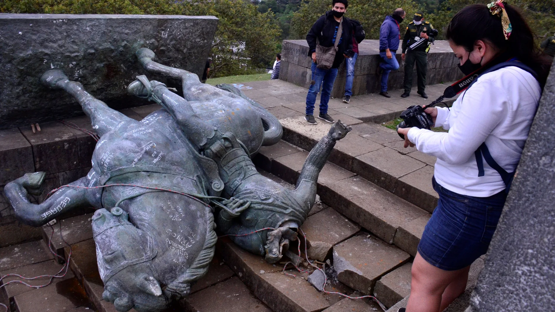 Fotografía del monumento de Sebastián de Belalcázar que fue derribado por comunidades indígenas, este miércoles, en Popayán (Colombia).