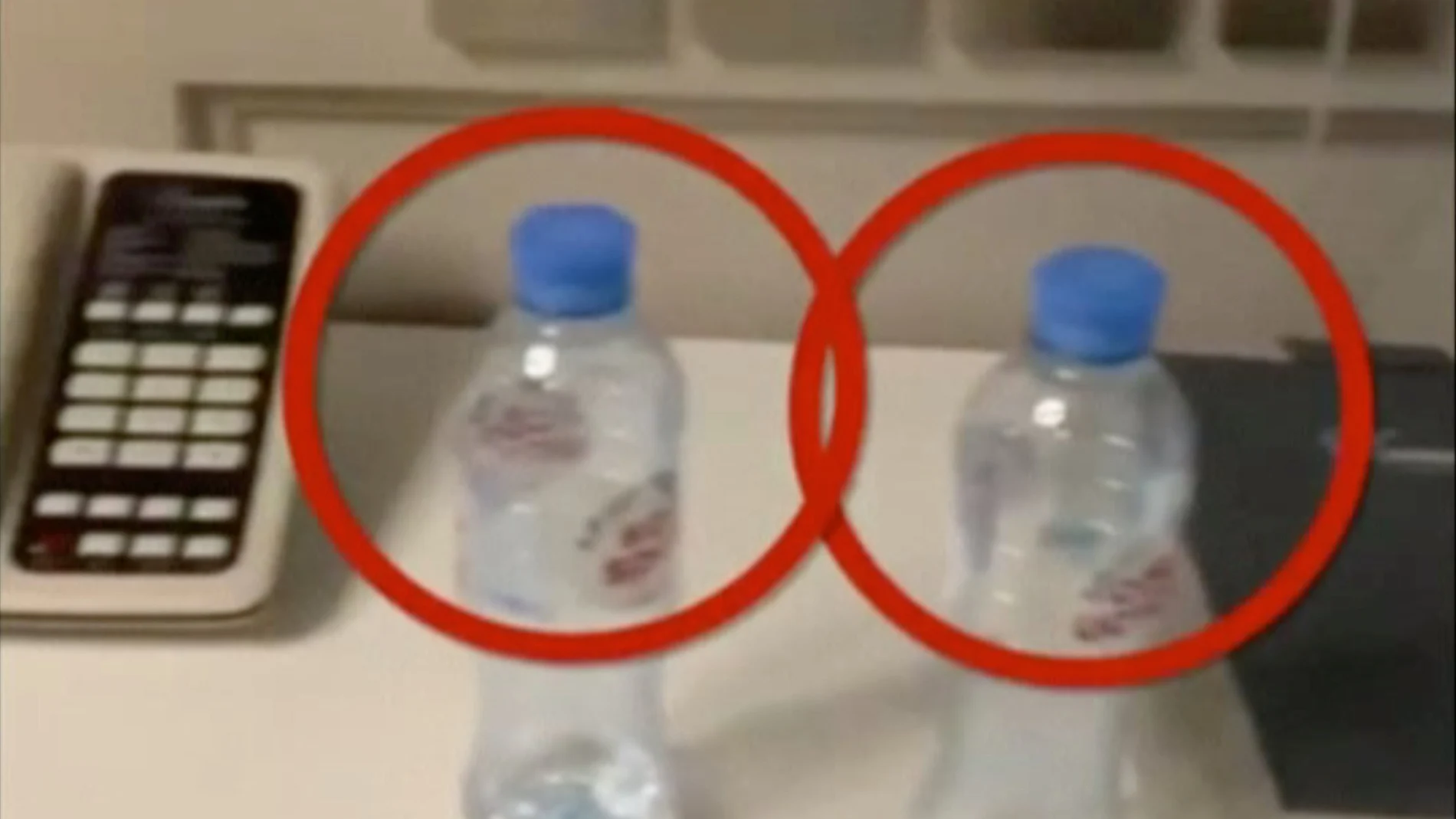 Botellas de agua en la habitación de hotel