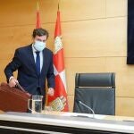 El consejero de Economía y Hacienda, Carlos Fernández Carriedo, momentos antes de comparecer en la comisión de investigación sobre la trama eólica, en las Cortes