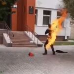 El canal de Telegram de la agencia Nexta publicó el vídeo donde se ve al hombre arder