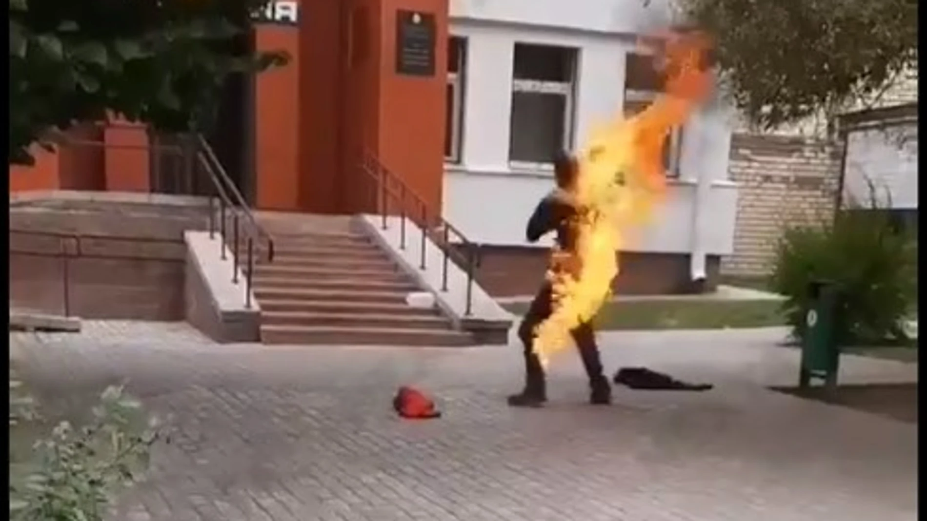 El canal de Telegram de la agencia Nexta publicó el vídeo donde se ve al hombre arder
