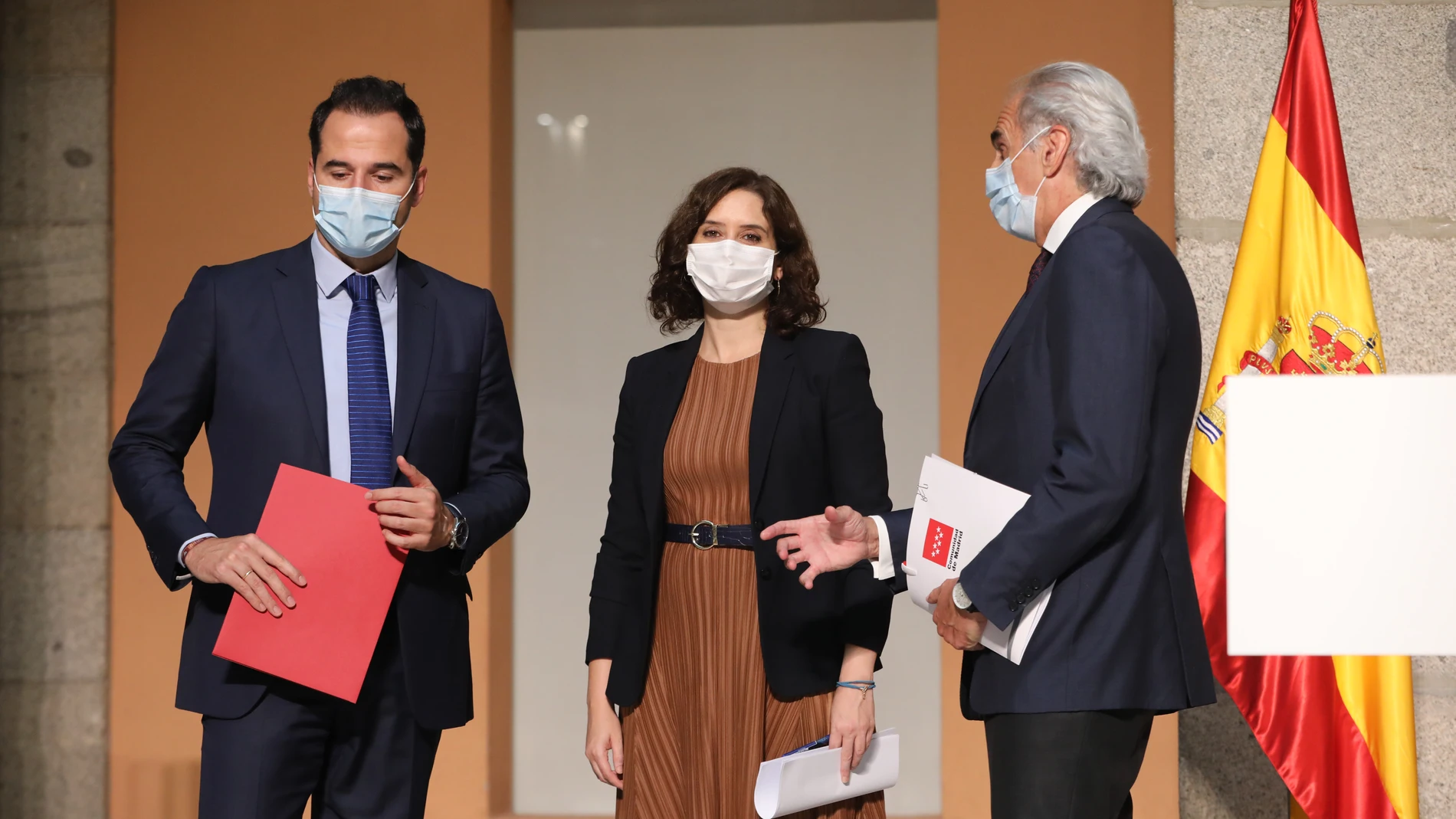 El vicepresidente, consejero de Deportes, Transparencia y portavoz regional, Ignacio Aguado, la presidenta de la Comunidad de Madrid, Isabel Díaz Ayuso, y el consejero de Sanidad, Enrique Ruiz Escudero, ayer.