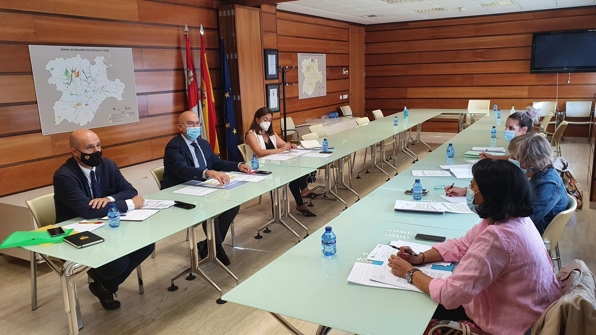 El consejero de Agricultura, Ganadería y Desarrollo Rural, Jesús Julio Carnero, y la presidenta de la Confederación Hidrográfica del Duero, Cristina Danés, durante la reunión