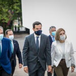 El presidente de la Junta, Juanma Moreno (c), junto al alcalde de Tomares, José Luis Sanz (i) y la consejera de Empleo y Trabajo Autónomo, Rocío Blanco (d); en su visita al Ayuntamiento y entrega acreditaciones del Plan AIRE