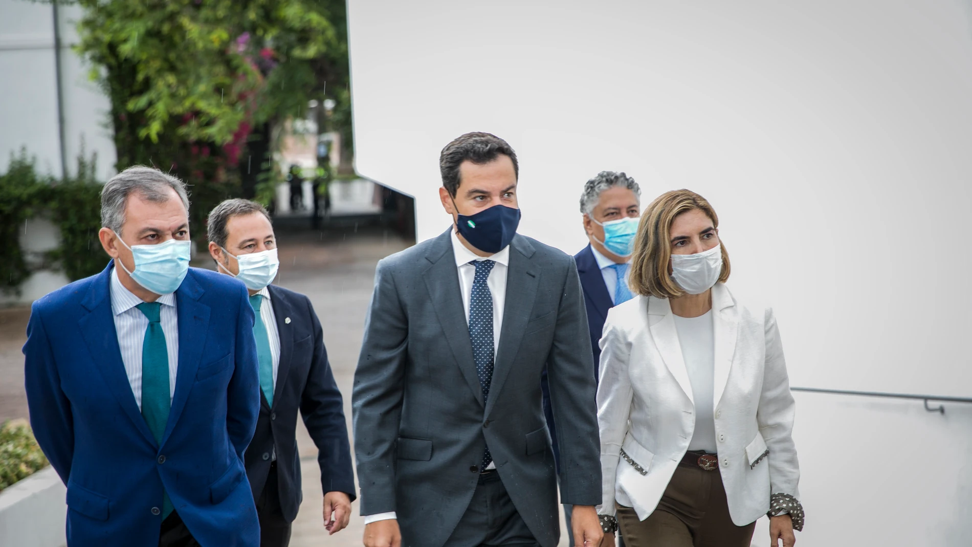 El presidente de la Junta, Juanma Moreno (c), junto al alcalde de Tomares, José Luis Sanz (i) y la consejera de Empleo y Trabajo Autónomo, Rocío Blanco (d); en su visita al Ayuntamiento y entrega acreditaciones del Plan AIRE