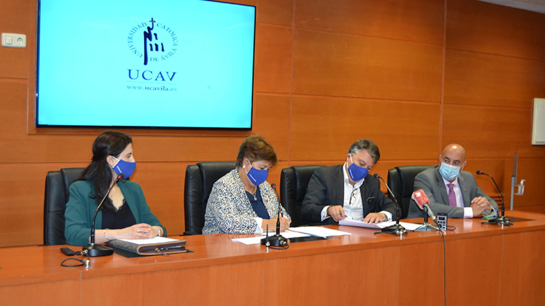 Firma del convenio de la UCAV con la presencia de la rectora María del Rosario Sáez Yuguero