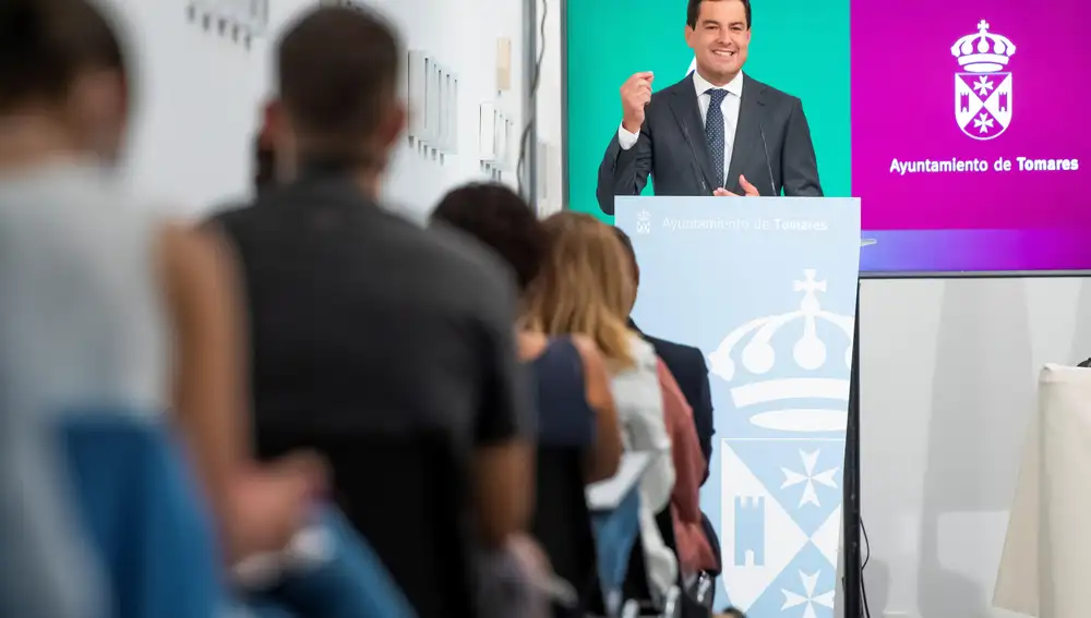El presidente de la Junta de Andalucía, Juanma Moreno, apeló a la cooperación entre las distintas administraciones, y defendió la necesidad de "remar en la misma dirección" para afrontar la crisis sanitaria de la Covid-19 y "atenuar" también la crisis económica y social durante la entrega de acreditaciones del Plan Aire en el Ayuntamiento de Tomares (Sevilla)