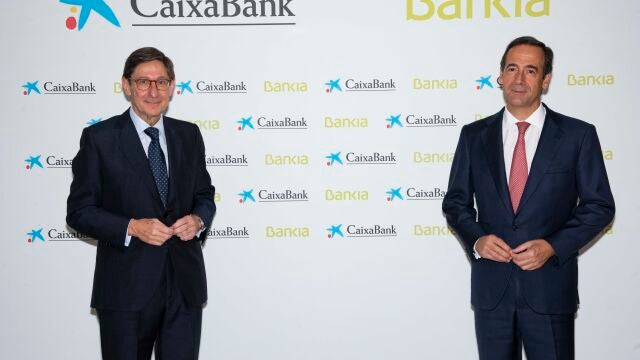 El presidente de Caixabank, José Ignacio Goirigolzarri (i), y el consejero delegado, Gonzalo Gortázar