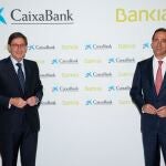 El presidente de Caixabank, José Ignacio Goirigolzarri (i), y el consejero delegado, Gonzalo Gortázar