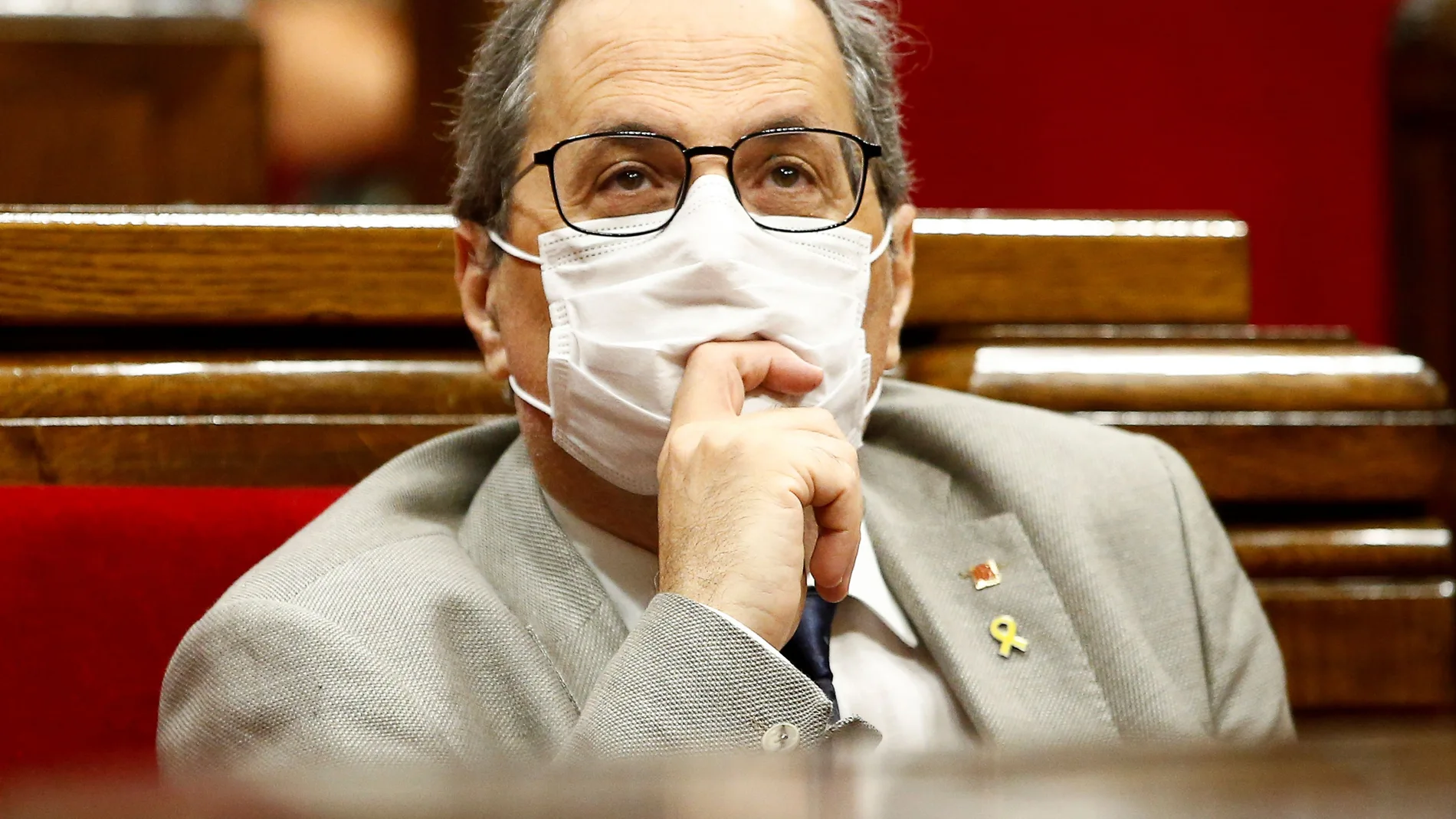 El presidente de la Generalitat Quim Torra, sentado en su escaño en el Parlament