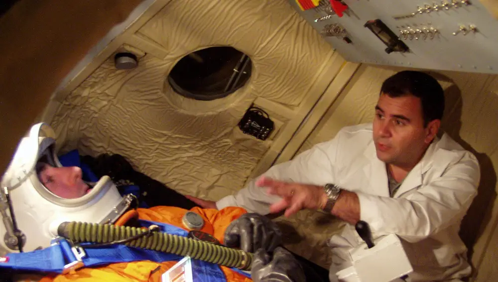 Pablo de León realizando pruebas en el interior de las 'casas', junto a un astronauta