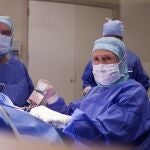 Un equipo Internacional de investigadores, liderado por el doctor Pedro Guillén de la Clínica Cemtro de Madrid, ha descubierto una nueva estrategia terapéutica que podría aplicar se a toda articulación artrósica o que tenga el cartílago dañado